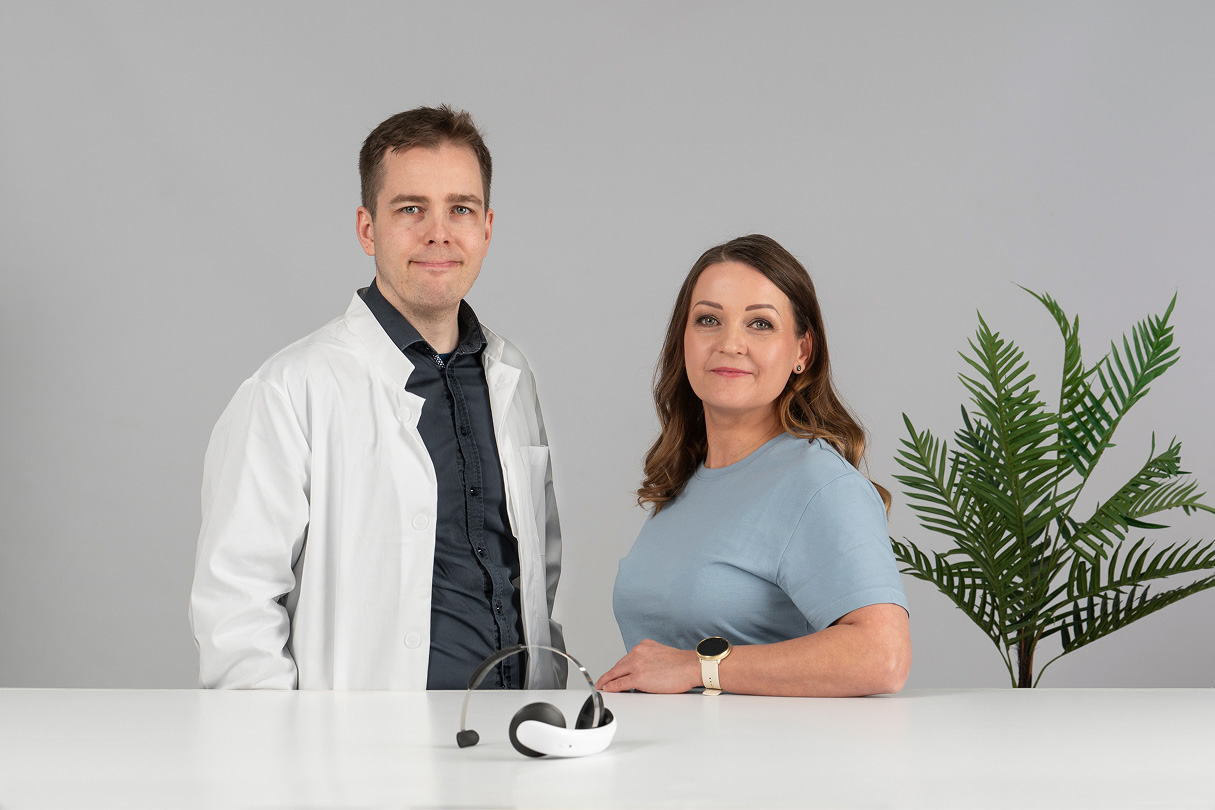 lääkäri ja hoitaja katsovat kameraan